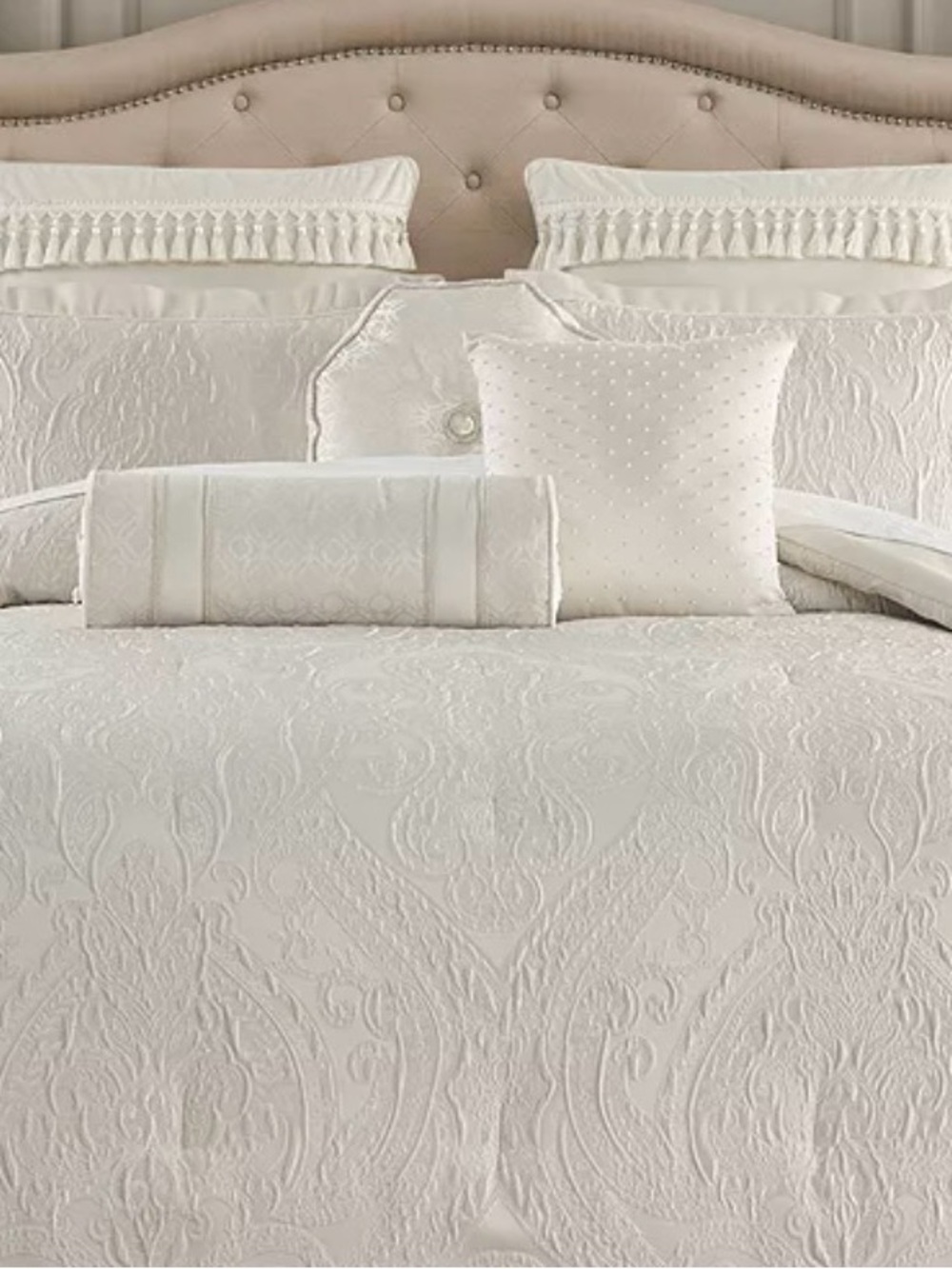 Waterford
Aragon Decorative Pillows, Set of 3
16x16 in
6x20 in
16 inches